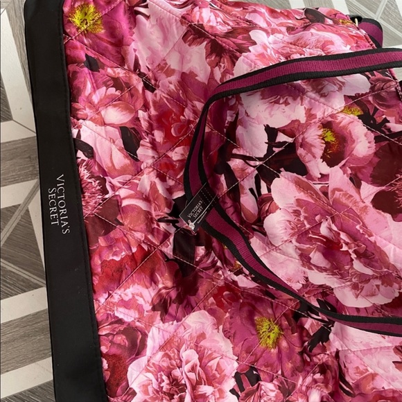 NWT Victoria’s Secret Quilted Floral Overnight or Tote Bag - Picture 4 of 8